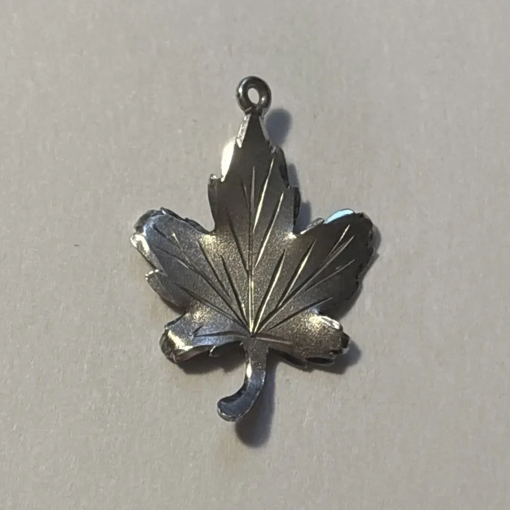Vintage Sterling Silver Maple Leaf Charm Canada Souvenir L Stamp - 0.99 Grams